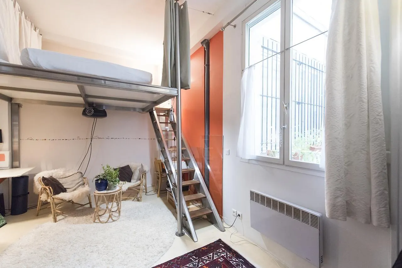 Veeve - Characterful Bastille Hideaway Париж